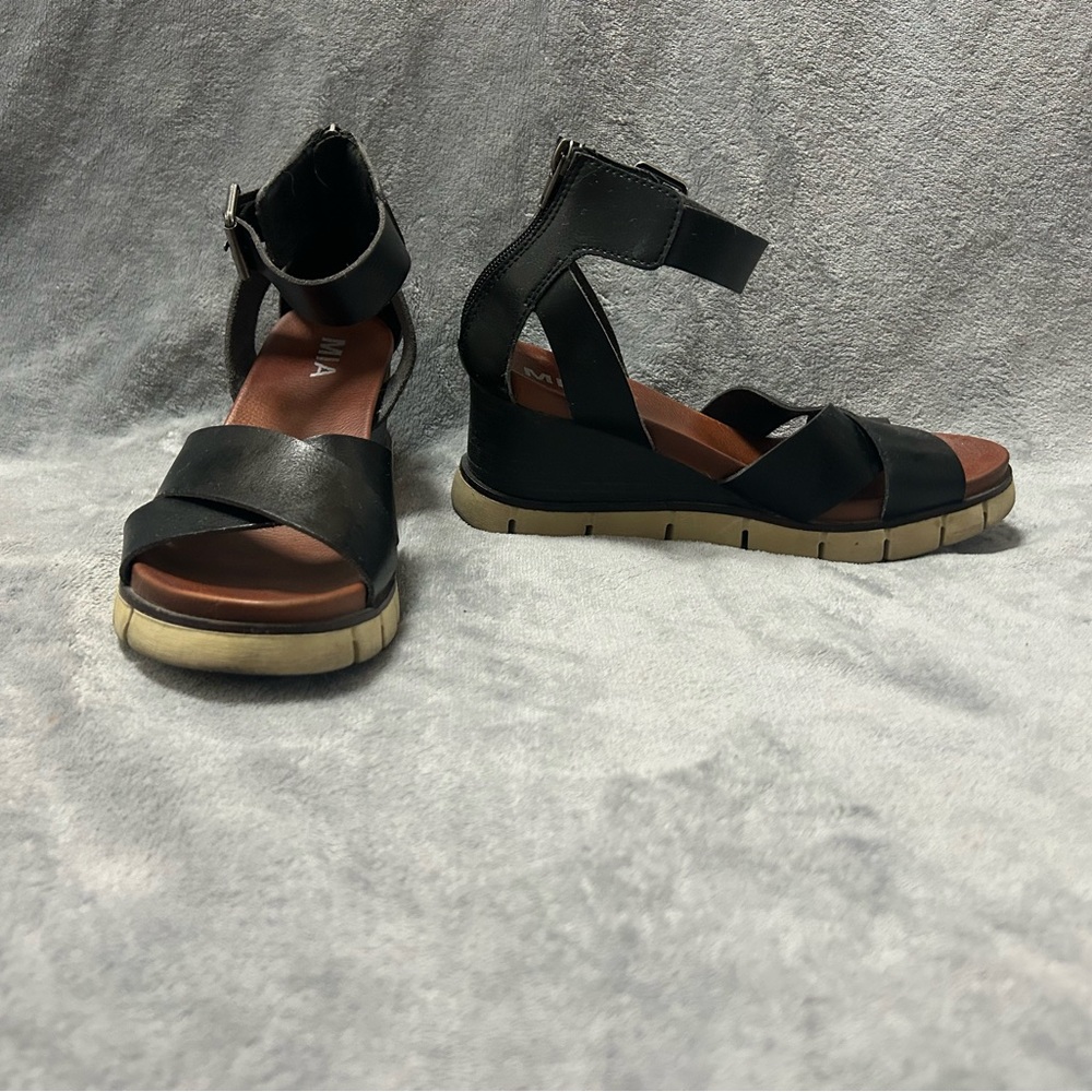 Women’s MIA Lauri black white strappy wedge heel platform Sandals size 7.5